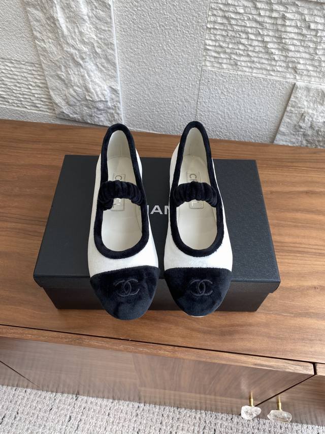 顶级版本: Chanel小香 25Ss 春夏新款 鞋头电绣双C 平底 芭蕾舞鞋 玛丽珍 单鞋 小香春夏新品 鞋头电绣双C Logo点缀 复古的玛丽珍太对味了，个