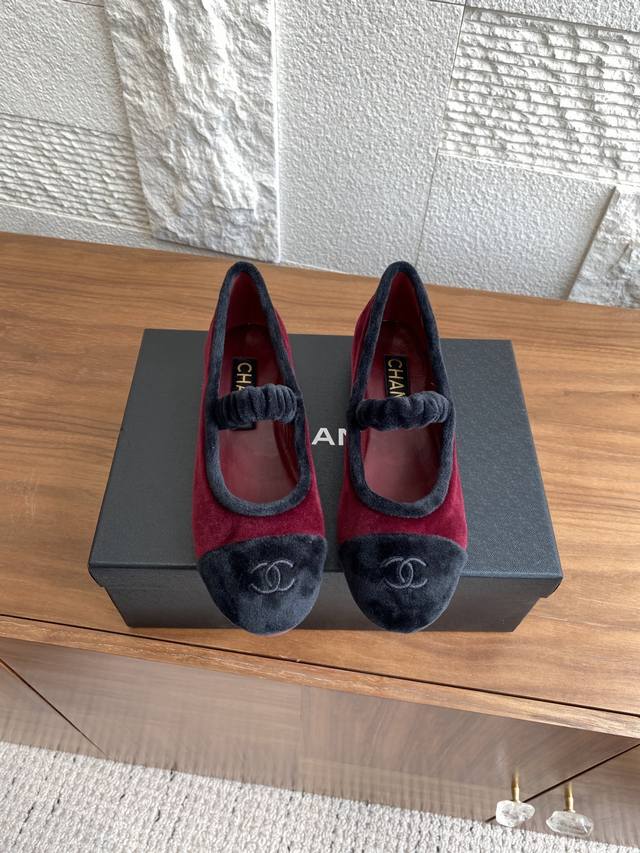 顶级版本: Chanel小香 25Ss 春夏新款 鞋头电绣双C 平底 芭蕾舞鞋 玛丽珍 单鞋 小香春夏新品 鞋头电绣双C Logo点缀 复古的玛丽珍太对味了，个
