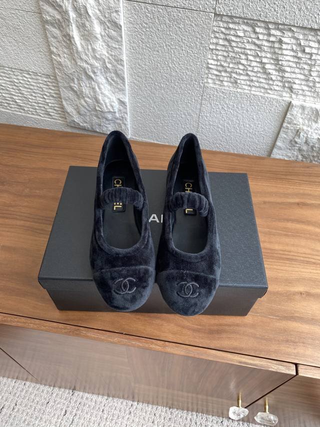 顶级版本: Chanel小香 25Ss 春夏新款 鞋头电绣双C 平底 芭蕾舞鞋 玛丽珍 单鞋 小香春夏新品 鞋头电绣双C Logo点缀 复古的玛丽珍太对味了，个