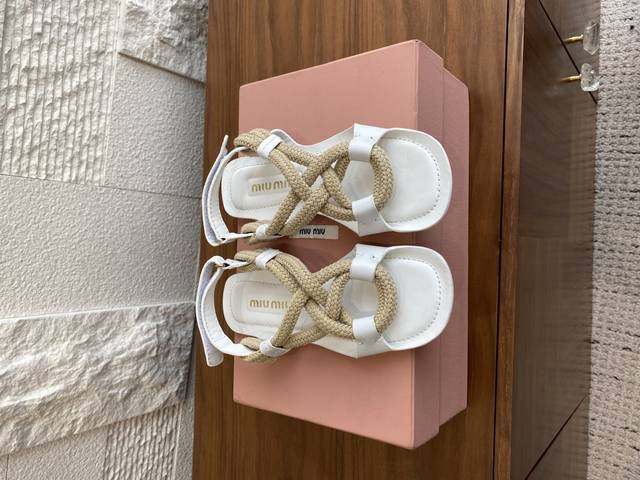 顶级版本: Miumiu 缪缪 25Ss夏季新品 绳结 平底 沙滩鞋 凉鞋 这款Riviere凉鞋构造轻盈，彰显运动柔美风。材质组合前卫而大胆，双绳结细节为简约