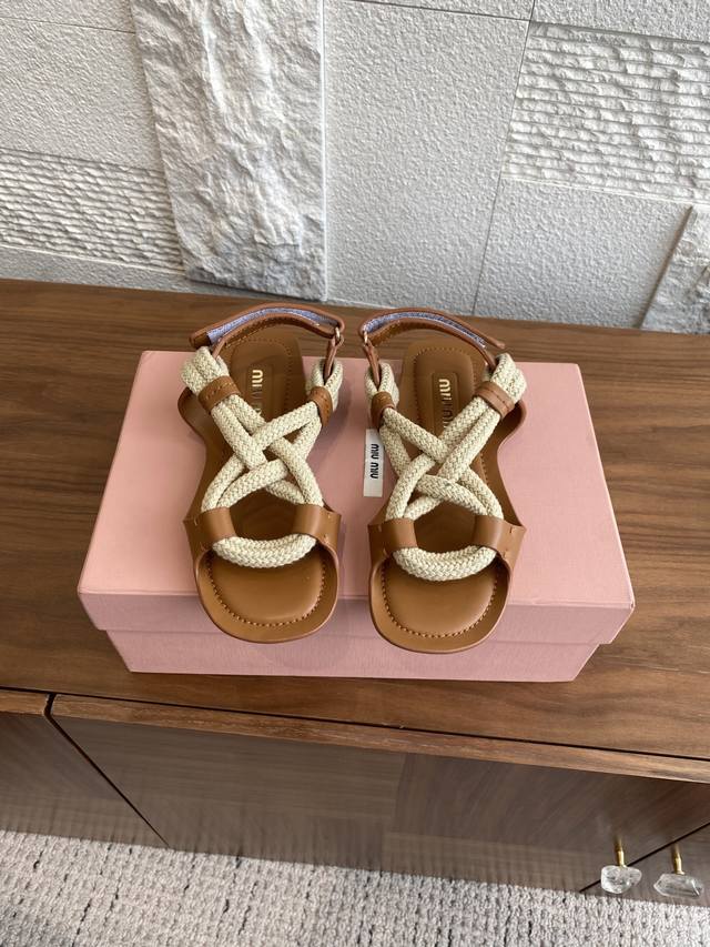 顶级版本: Miumiu 缪缪 25Ss夏季新品 绳结 平底 沙滩鞋 凉鞋 这款Riviere凉鞋构造轻盈，彰显运动柔美风。材质组合前卫而大胆，双绳结细节为简约