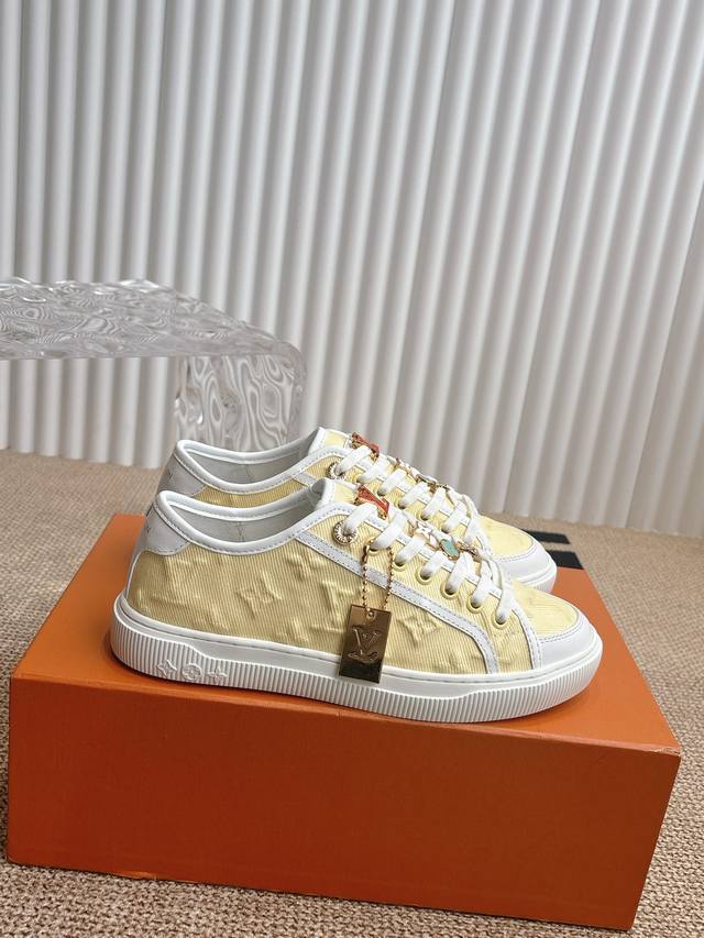 Lv 路易威登Lagoon 运动鞋 Lv Lagoon 运动鞋取材 Monogram 丹宁布，为经典设计注入复古气息。皮革饰边跃现路易威登标识，铭纹孔眼、镶边和