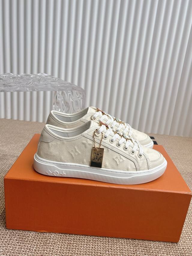 Lv 路易威登Lagoon 运动鞋 Lv Lagoon 运动鞋取材 Monogram 丹宁布，为经典设计注入复古气息。皮革饰边跃现路易威登标识，铭纹孔眼、镶边和