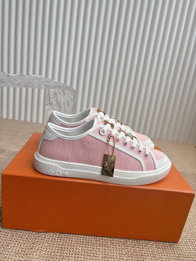 Lv 路易威登Lagoon 运动鞋 Lv Lagoon 运动鞋取材 Monogram 丹宁布，为经典设计注入复古气息。皮革饰边跃现路易威登标识，铭纹孔眼、镶边和