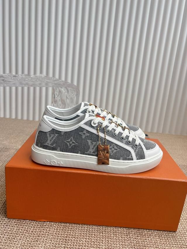 Lv 路易威登Lagoon 运动鞋 Lv Lagoon 运动鞋取材 Monogram 丹宁布，为经典设计注入复古气息。皮革饰边跃现路易威登标识，铭纹孔眼、镶边和