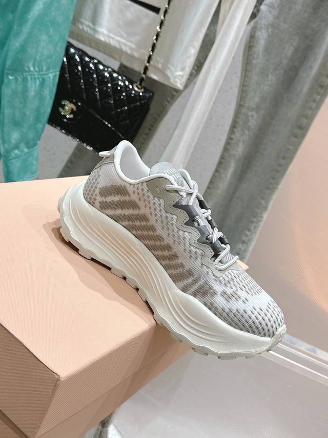 顶级品质 新品首發｜厚底增高飞织 休闲运动鞋 这款系带休闲运动鞋妥妥的美式复古风格～ 上脚超级好看舒适经典百搭的绝绝子单品！ 材质与工艺： 进口弹力飞织面料 内