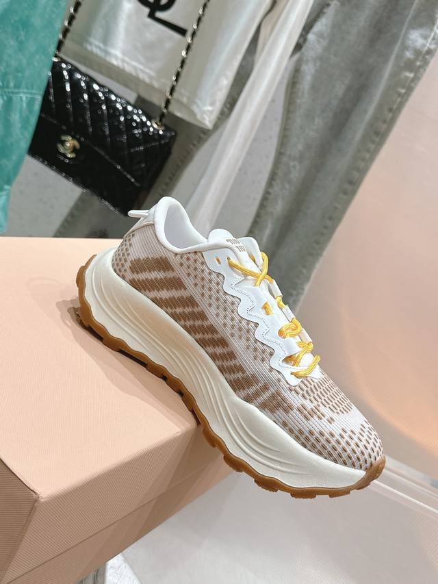 顶级品质 新品首發｜厚底增高飞织 休闲运动鞋 这款系带休闲运动鞋妥妥的美式复古风格～ 上脚超级好看舒适经典百搭的绝绝子单品！ 材质与工艺： 进口弹力飞织面料 内