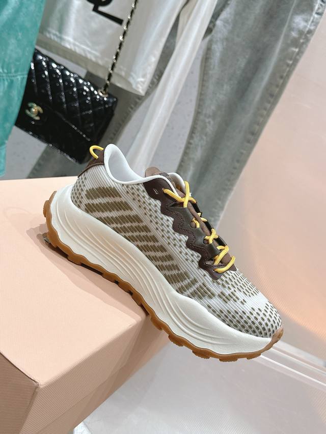 顶级品质 新品首發｜厚底增高飞织 休闲运动鞋 这款系带休闲运动鞋妥妥的美式复古风格～ 上脚超级好看舒适经典百搭的绝绝子单品！ 材质与工艺： 进口弹力飞织面料 内