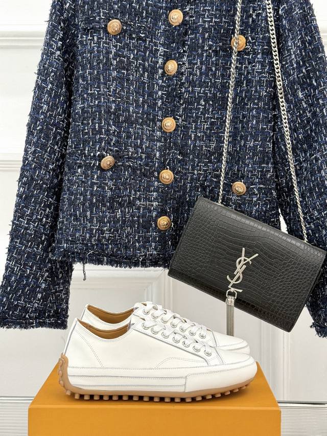 厂价 Tod's 25Wf新品豆豆小白鞋 在春天这个充满诗意与浪漫的季节 当我第一次看到这双鞋就爱惨了 就被它简约而不失格调的设计所吸引。 纯净的白色鞋面 宛如