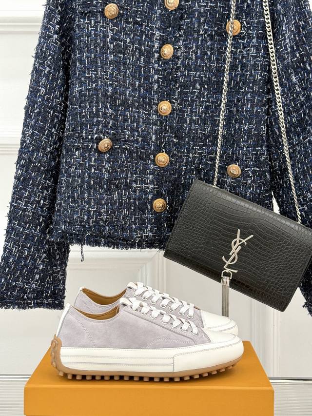 厂价 Tod's 25Wf新品豆豆小白鞋 在春天这个充满诗意与浪漫的季节 当我第一次看到这双鞋就爱惨了 就被它简约而不失格调的设计所吸引。 纯净的白色鞋面 宛如