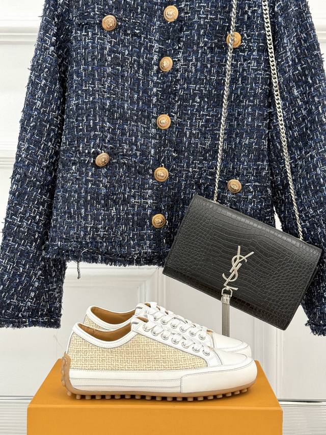 厂价 Tod's 25Wf新品豆豆小白鞋 在春天这个充满诗意与浪漫的季节 当我第一次看到这双鞋就爱惨了 就被它简约而不失格调的设计所吸引。 纯净的白色鞋面 宛如