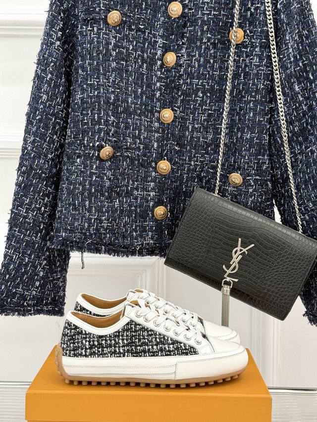 厂价 Tod's 25Wf新品豆豆小白鞋 在春天这个充满诗意与浪漫的季节 当我第一次看到这双鞋就爱惨了 就被它简约而不失格调的设计所吸引。 纯净的白色鞋面 宛如