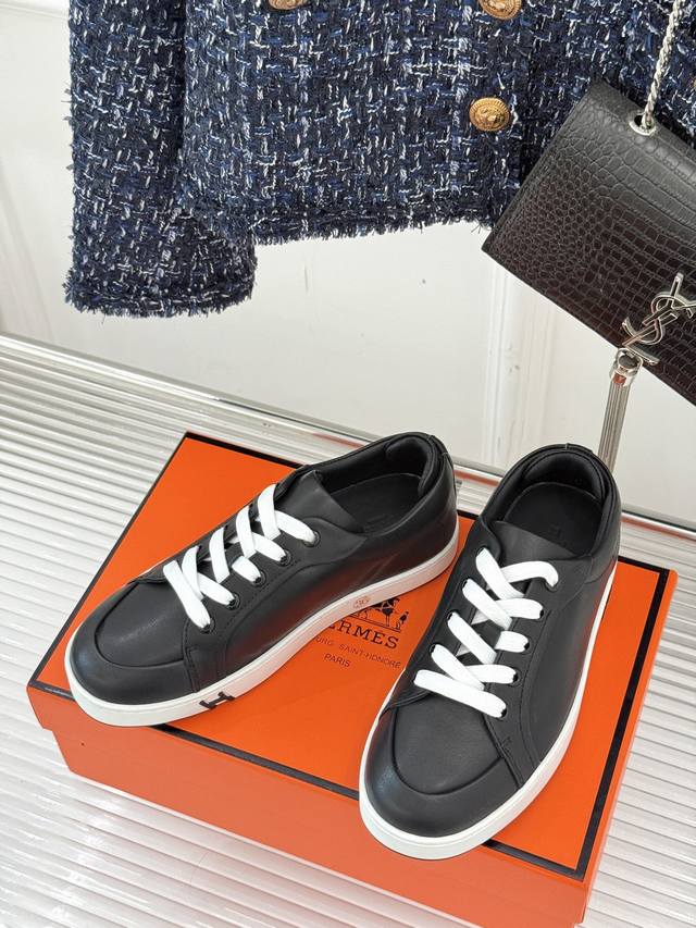 厂价 HermèS 爱马仕经典情侣款小白鞋 简约而不失优雅设计风格 每一处细节都彰显着品牌的匠心独运。 以简洁流畅的线条勾勒出鞋子的轮廓， 展现出一种低调而奢华