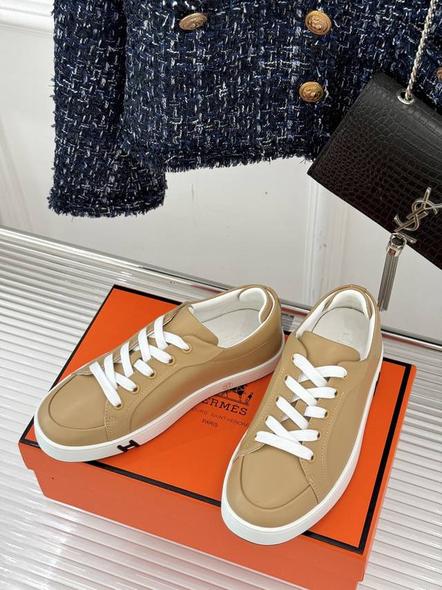 厂价 HermèS 爱马仕经典情侣款小白鞋 简约而不失优雅设计风格 每一处细节都彰显着品牌的匠心独运。 以简洁流畅的线条勾勒出鞋子的轮廓， 展现出一种低调而奢华