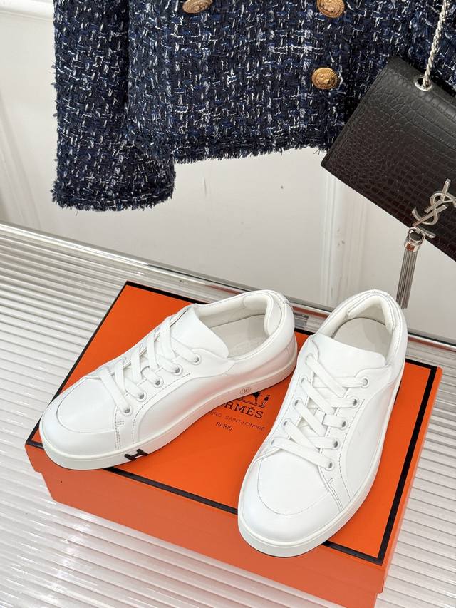 厂价 HermèS 爱马仕经典情侣款小白鞋 简约而不失优雅设计风格 每一处细节都彰显着品牌的匠心独运。 以简洁流畅的线条勾勒出鞋子的轮廓， 展现出一种低调而奢华
