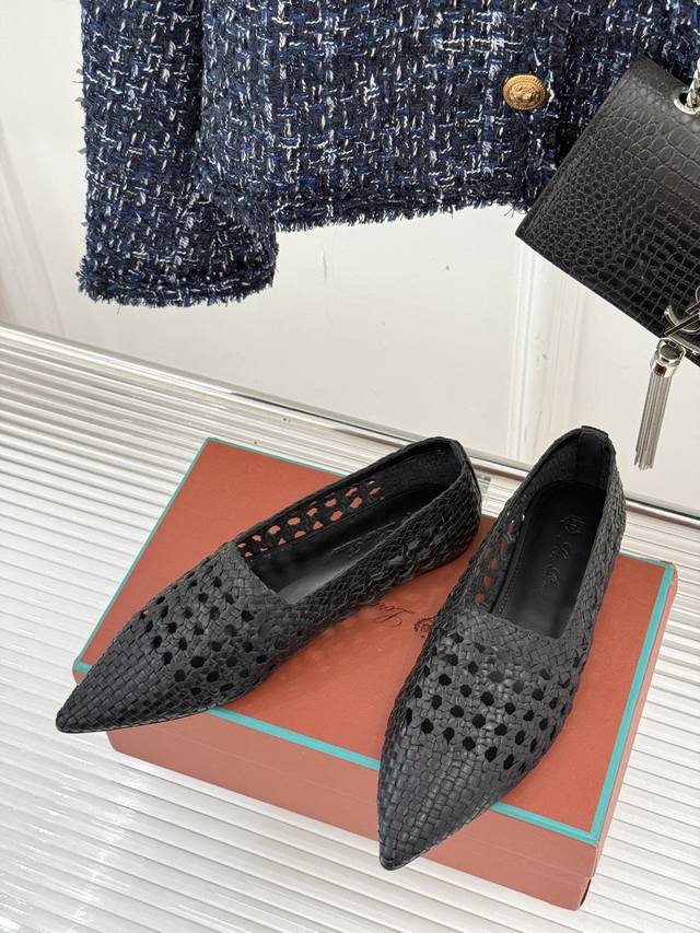 厂价 Loro Piana Lp30Wf编织尖头单鞋 今年最火的Loro Piana编织尖头单鞋 谁还没拥有我是真的会伤心！ 作为意大利顶级奢侈品牌 Loro