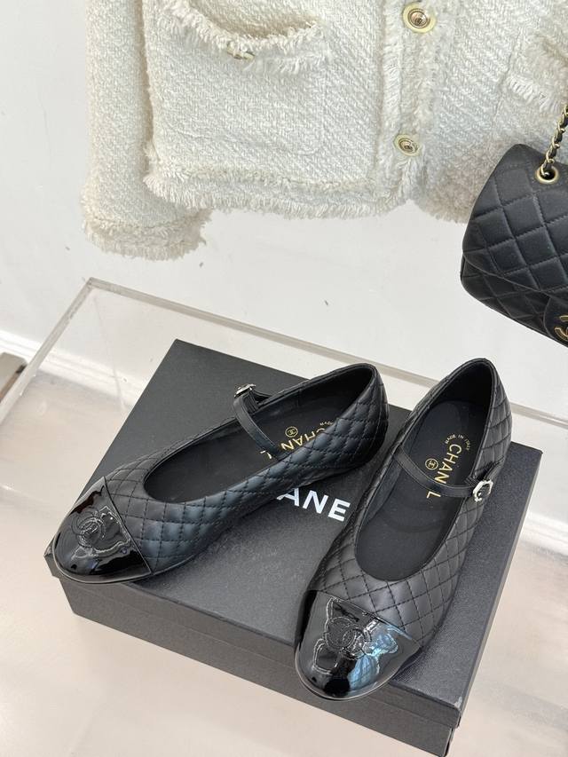 厂价 Chane* ｜小香25A春夏新品 菱格拼色平底玛丽珍鞋 优雅永不过时 简直美到犯规！ 经典菱格纹搭配拼色设计 时髦又复古 轻松拿捏法式慵懒氛围。 小圆头
