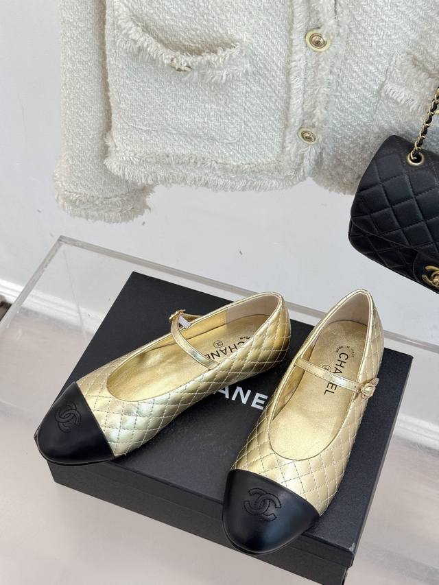 厂价 Chane* ｜小香25A春夏新品 菱格拼色平底玛丽珍鞋 优雅永不过时 简直美到犯规！ 经典菱格纹搭配拼色设计 时髦又复古 轻松拿捏法式慵懒氛围。 小圆头