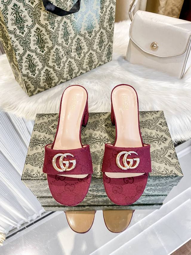 橙子出厂价P Gucci 古驰 夏季新款 水钻双G扣粗跟拖鞋 一字拖 休闲凉拖 跟高：6Cm 码数：34-41 备注：34.40.41定制不退换