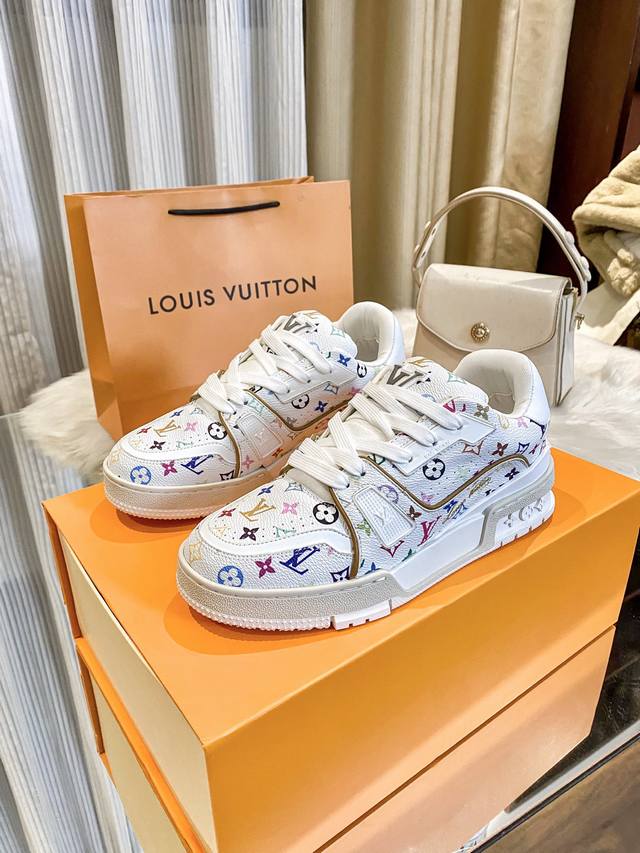 出厂： Lv Biu、Biu、Biu、新颜色、新版本最高端大气的包装质量驴牌休闲运动鞋大胆的前卫设计上富有个性的波浪形大底，风骚整个时尚圈超符合新潮流新趋势的代