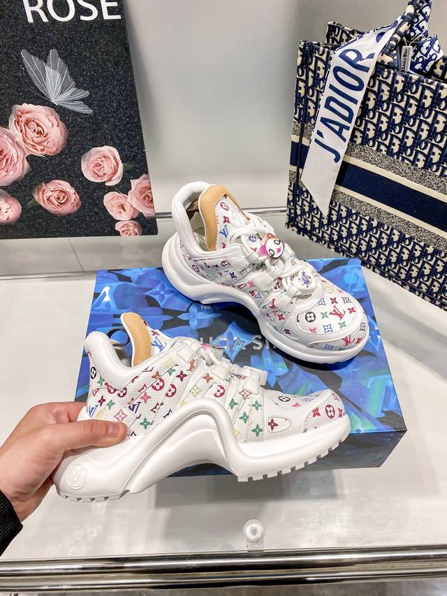 出厂： Lv Biu、Biu、Biu、新颜色、新版本最高端大气的包装质量驴牌休闲运动老爹鞋大胆的前卫设计上富有个性的波浪形大底，风骚整个时尚圈超符合新潮流新趋势