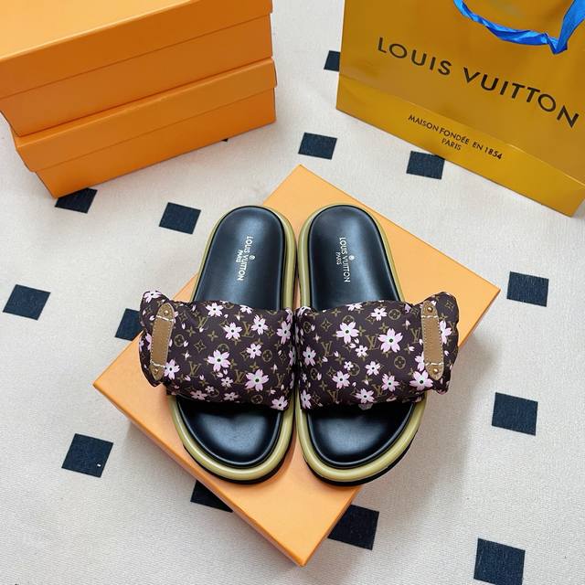 橙子出厂价P Louis Vuitton 路易威登 Lv新配色 魔术贴平底拖鞋 休闲凉拖 情侣款 面包厚底拖鞋这款真的人有钱人的拖鞋啊 一看就很贵 而且不撞款呆