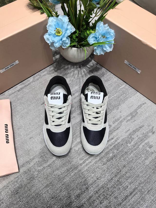 橙子出厂价P Miumiu 缪缪春夏系列秀场 做旧脏脏德训鞋 拼色运动鞋阿甘鞋 这双运动鞋引起关注，Miu Miu 与 New Balance 合作系列无疑是近