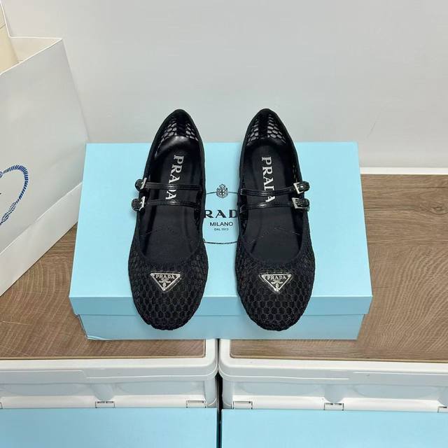 出厂： Prada 普拉达新款 经典网面玛丽珍鞋 平底单鞋 简约主义风格 简单高级 三角标点缀 轻松Get时髦气息 码数：34-42