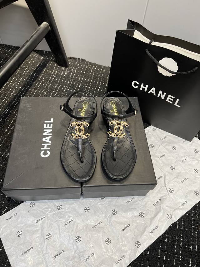 出厂： Chanel 香奈儿 2025春款 双C扣夹脚粗跟凉鞋 这款经典设计加上高级感黑宝石水钻C扣，多元化混搭非常好看百搭，上脚非常舒适超级秀气优雅的一款户外