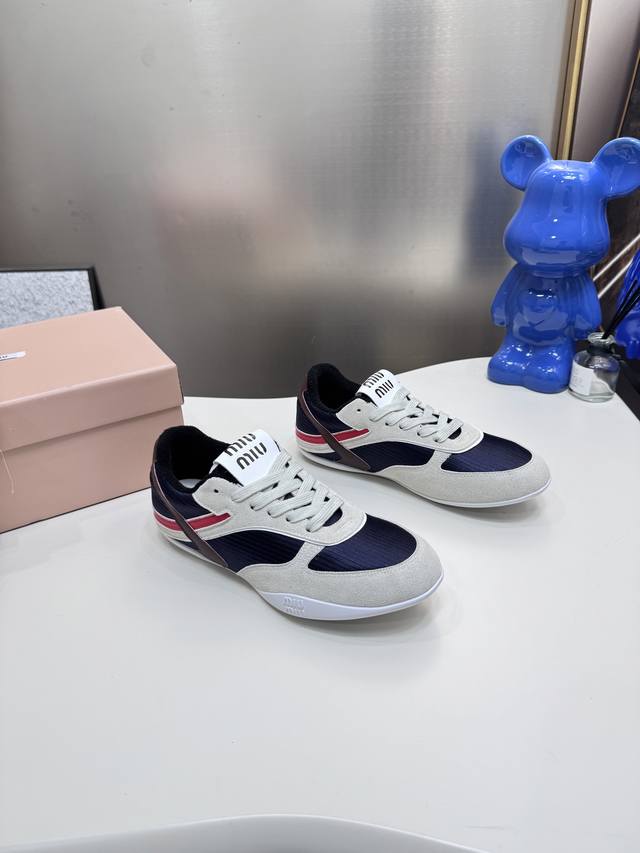 出厂： 缪缪Miumiu2025Ss新款脏脏鞋系带做旧休闲鞋小白鞋～顶级版本 今年主推款 复古做旧时尚 简约高级 随意搭配 上脚非常舒适，年度必入款！ 鞋面：进