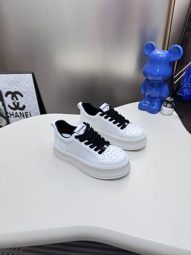 出厂： Chanel 2025Ss香奈儿新款 轮胎休闲运动鞋 厚底 高版本 原版购入开发 做货 小香这季休闲款运动鞋 刷爆小红书 Ins。各种社交平台，疯狂爆发