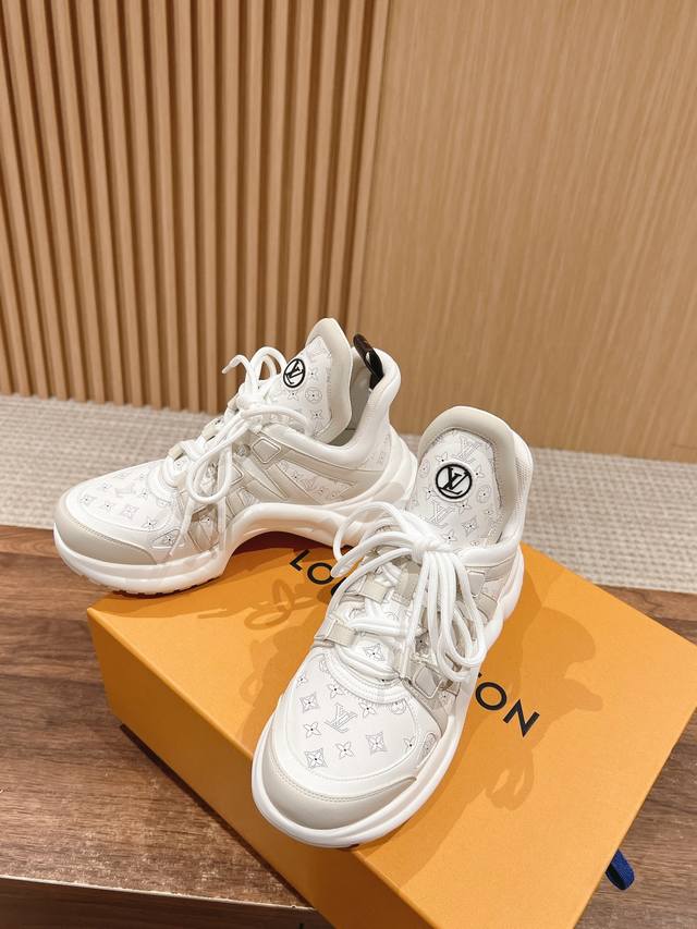 橙子出厂价P Louis Vuitton 路易威登 Lv新配色 休闲老爹鞋 弓形运动鞋 不断的新品系列加入了更多配色细节，少女心爆棚！尽显青春活力，日常穿搭超级