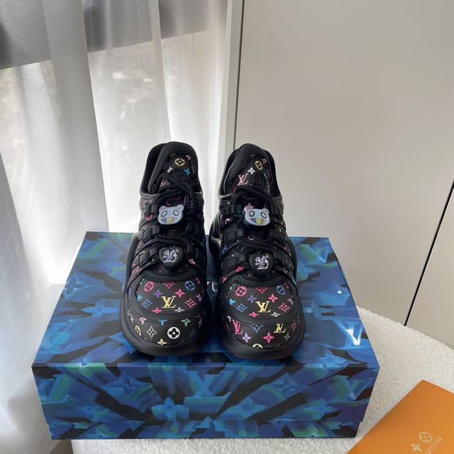 橙子出厂价P Louis Vuitton 路易威登 Lv新配色 休闲老爹鞋 弓形运动鞋 饰扣款# 大胆的前卫设计上富有个性的波浪形大底，风骚整个时尚圈，超符合新