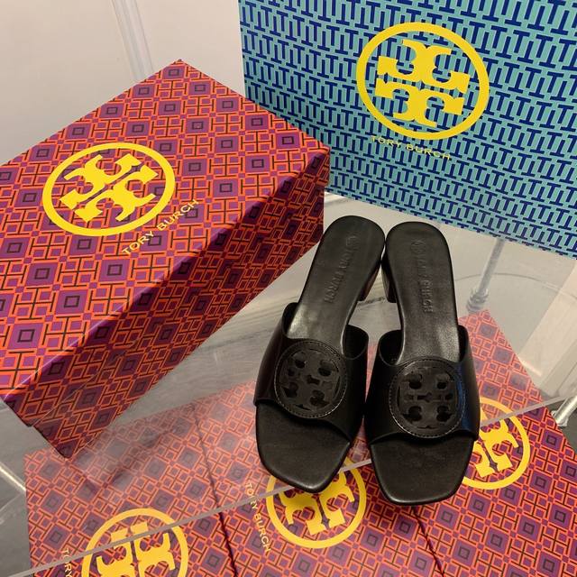 橙子出厂价P Tory Burch 夏季新款 Tb镂空方头小粗跟拖鞋 休闲凉拖 貌美又好穿Tb人字拖鞋来啦！天气越来越有夏天的味道了，选一双通勤又让人易接受的它