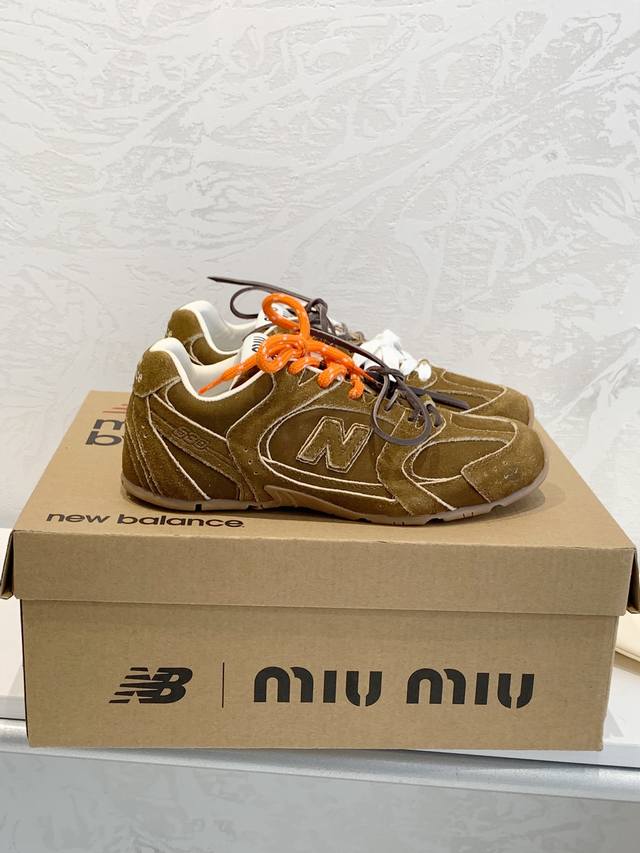 橙子出厂价P ，男码+10 Miu Miu New Balance联名款 Nb复古休闲运动鞋 德训鞋阿甘鞋 情侣款 经典的老爹鞋款式 New Balance 5