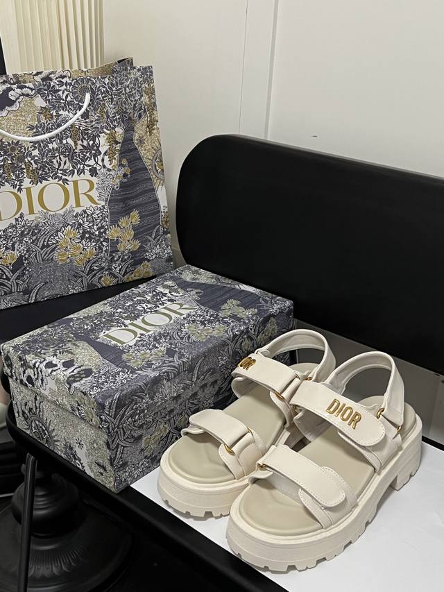 出厂： Dior 迪奥最新品 魔术贴厚底凉鞋 魔术贴厚底松糕的设计.显得整个人更加的高挑. 立马拥有大长腿. 这款上脚绝对潮味十足. 每一款都是引领潮流的. 时