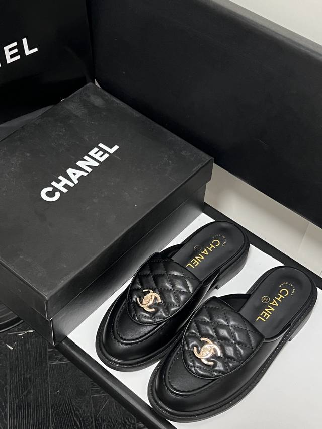 出厂： Chanel 香奈儿新款 书包扣乐福鞋 翻盖菱格单鞋 复古女鞋 包头半拖款# 拥有香家特色优雅名媛气质，超级耐看，让人无法抗拒心动。菱格一脚蹬乐福鞋鞋面