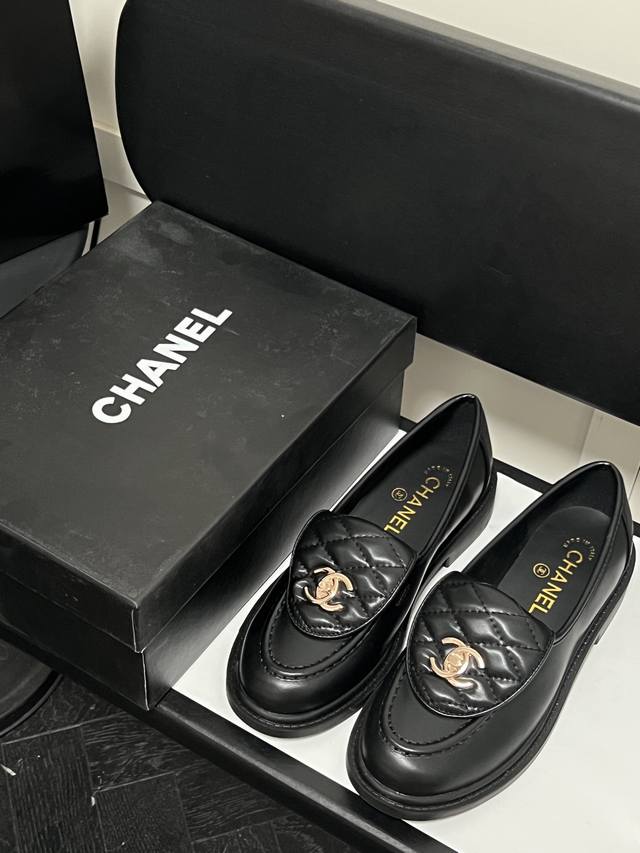 出厂： Chanel 香奈儿 书包扣乐福鞋 翻盖菱格单鞋 复古女鞋 拥有香家特色优雅名媛气质，超级耐看，让人无法抗拒心动。菱格一脚蹬乐福鞋鞋面的菱格设计很特别，