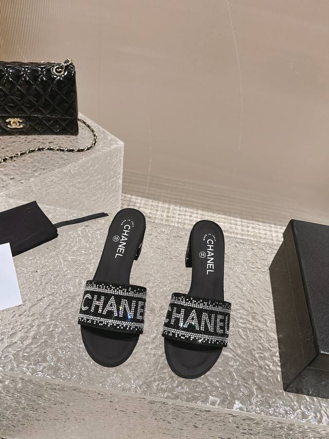 出厂： Chanel 香奈儿 春夏新款 字母水钻平底拖鞋 休闲凉拖 一字拖 真的这么Blingbling的拖鞋满钻，经典与艺术感兼具，日常出街造型随你凹。特点就