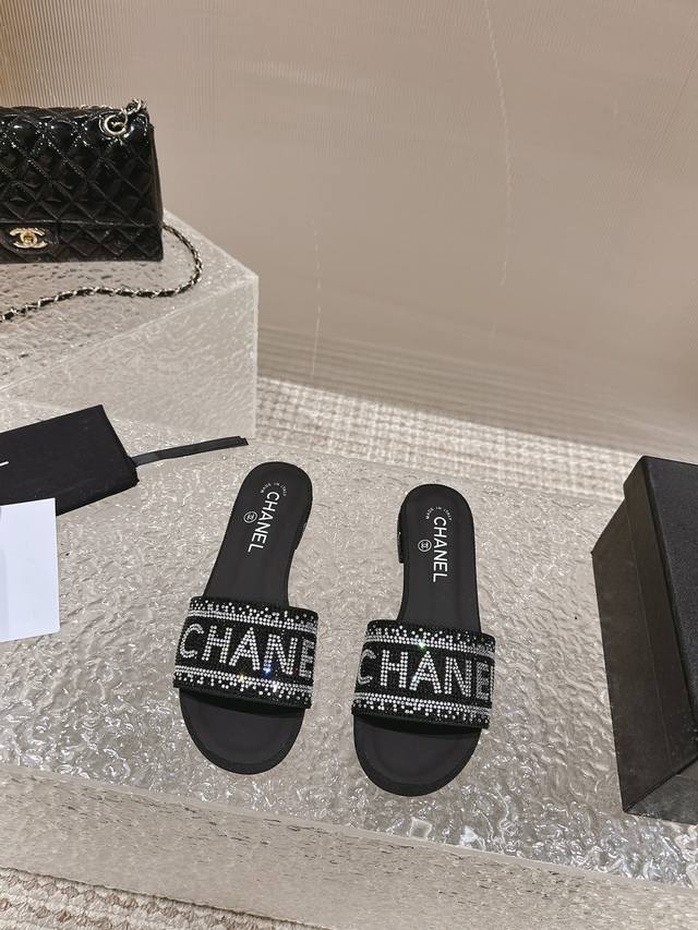 出厂： Chanel 香奈儿 春夏新款 字母水钻平底拖鞋 休闲凉拖 一字拖 真的这么Blingbling的拖鞋满钻，经典与艺术感兼具，日常出街造型随你凹。特点就