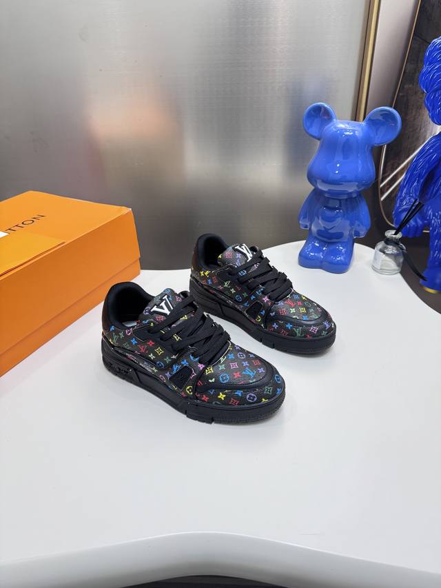 出厂： Louis Vuiton 路易威登 2025Ss新款 Lv Trainer系列板鞋篮球鞋 休闲运动鞋 Lv Trainer运动鞋是由设计师Virgil