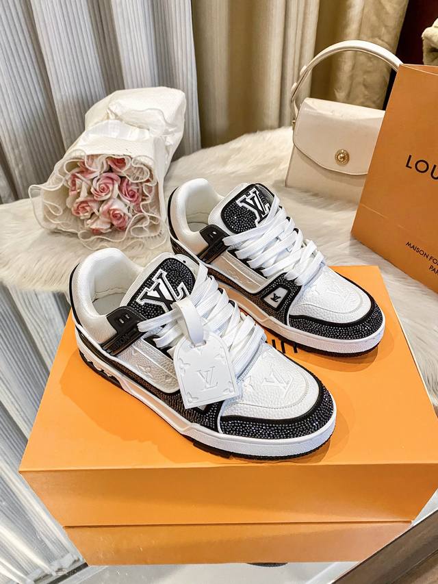 出厂： Lv 钻石款新品上线驴家新颜色火热上市最好看的运动鞋，驴牌力推新品，官网限定款复古篮球运动鞋！花血本购入原版1:1精准复刻、细节很无敌、诚意满满、进口定