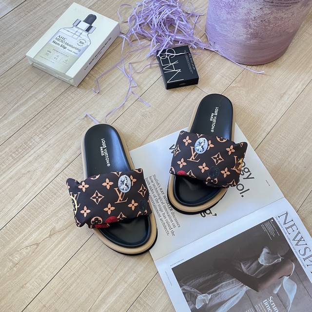 认准此版本： Louis Vuitton 路易威登2025顶级专柜 官网上新 全球首发 Lv 路易威登 25S魔术贴厚底拖鞋 Lv拖鞋 潮鞋 Lv 欧洲代购版本