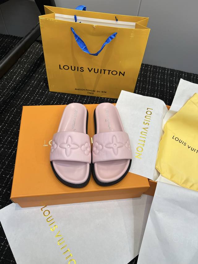 出厂： Lv 路易威登X Tm村上隆联名拖鞋硬货 Bs代购级别！高级感十足！国内外博主刷爆的一款，复古又时髦 上脚美炸了！官网主推款★ 鞋面：原版小牛皮5D印花