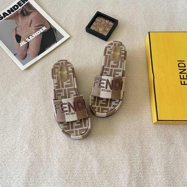 出厂： Fendi 芬迪 2025顶级专柜 初夏系列 官网上新 Ff时装周新系列 芬迪 Fendi Ff 厚底拖 Ff拖鞋 Fendi拖鞋 Fendi鞋控 小红