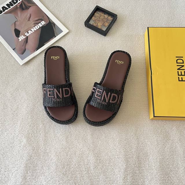 出厂： Fendi 芬迪 2025顶级专柜 初夏系列 官网上新 Ff时装周新系列 芬迪 Fendi Ff 厚底拖 Ff拖鞋 Fendi拖鞋 Fendi鞋控 小红