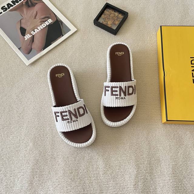 出厂： Fendi 芬迪 2025顶级专柜 初夏系列 官网上新 Ff时装周新系列 芬迪 Fendi Ff 厚底拖 Ff拖鞋 Fendi拖鞋 Fendi鞋控 小红