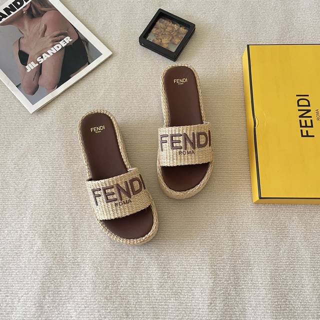 出厂： Fendi 芬迪 2025顶级专柜 初夏系列 官网上新 Ff时装周新系列 芬迪 Fendi Ff 厚底拖 Ff拖鞋 Fendi拖鞋 Fendi鞋控 小红