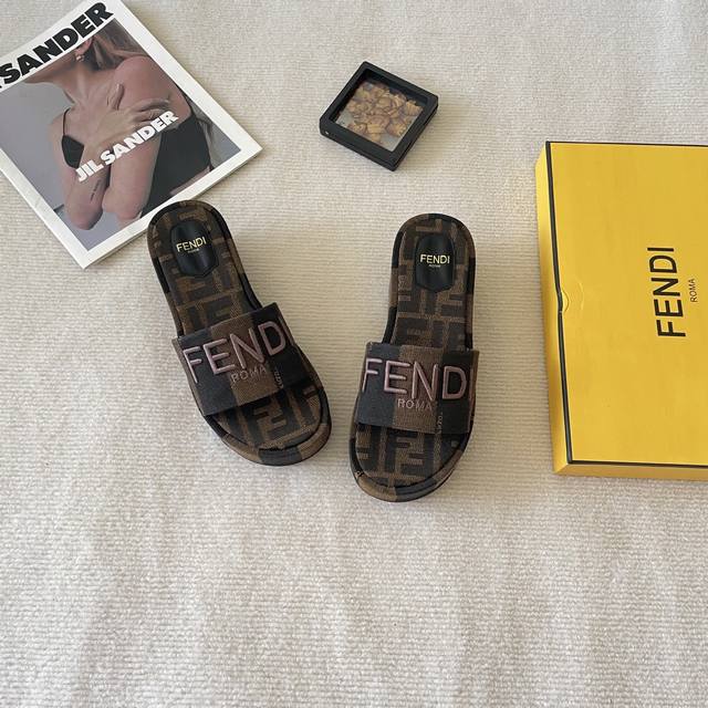 出厂： Fendi 芬迪 2025顶级专柜 初夏系列 官网上新 Ff时装周新系列 芬迪 Fendi Ff 厚底拖 Ff拖鞋 Fendi拖鞋 Fendi鞋控 小红