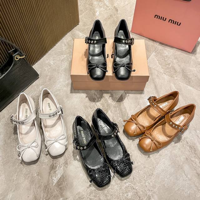 橙子出厂价Pp： 玛丽珍 Miumiu 新款日常休闲单鞋火热上新全新版本系列产品，原版复刻一比一、依旧是经典款Logo非常显眼、三个颜色选择、每一个都是按照官网